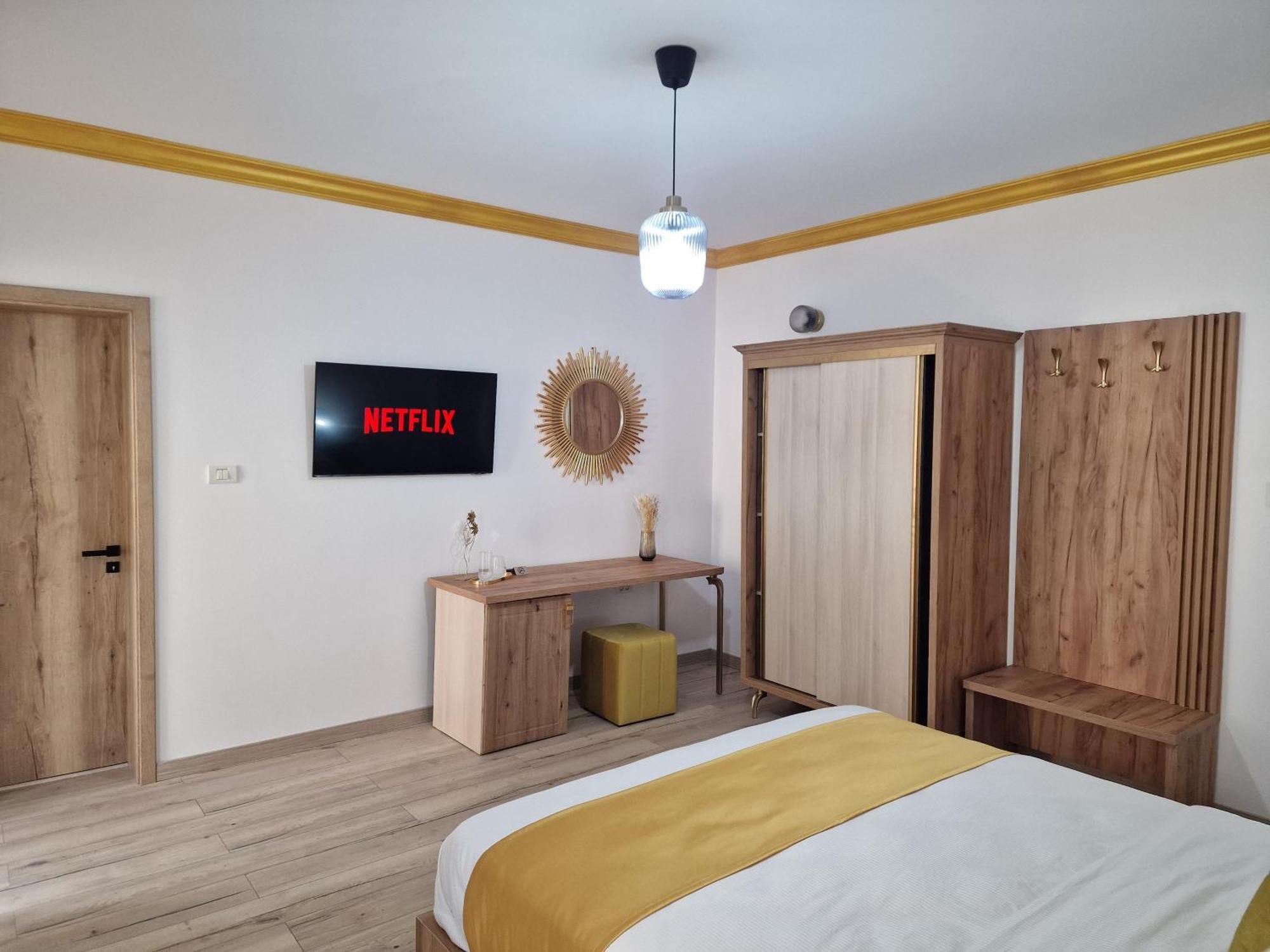 Colt De Rai Hotel Resita Eksteriør billede