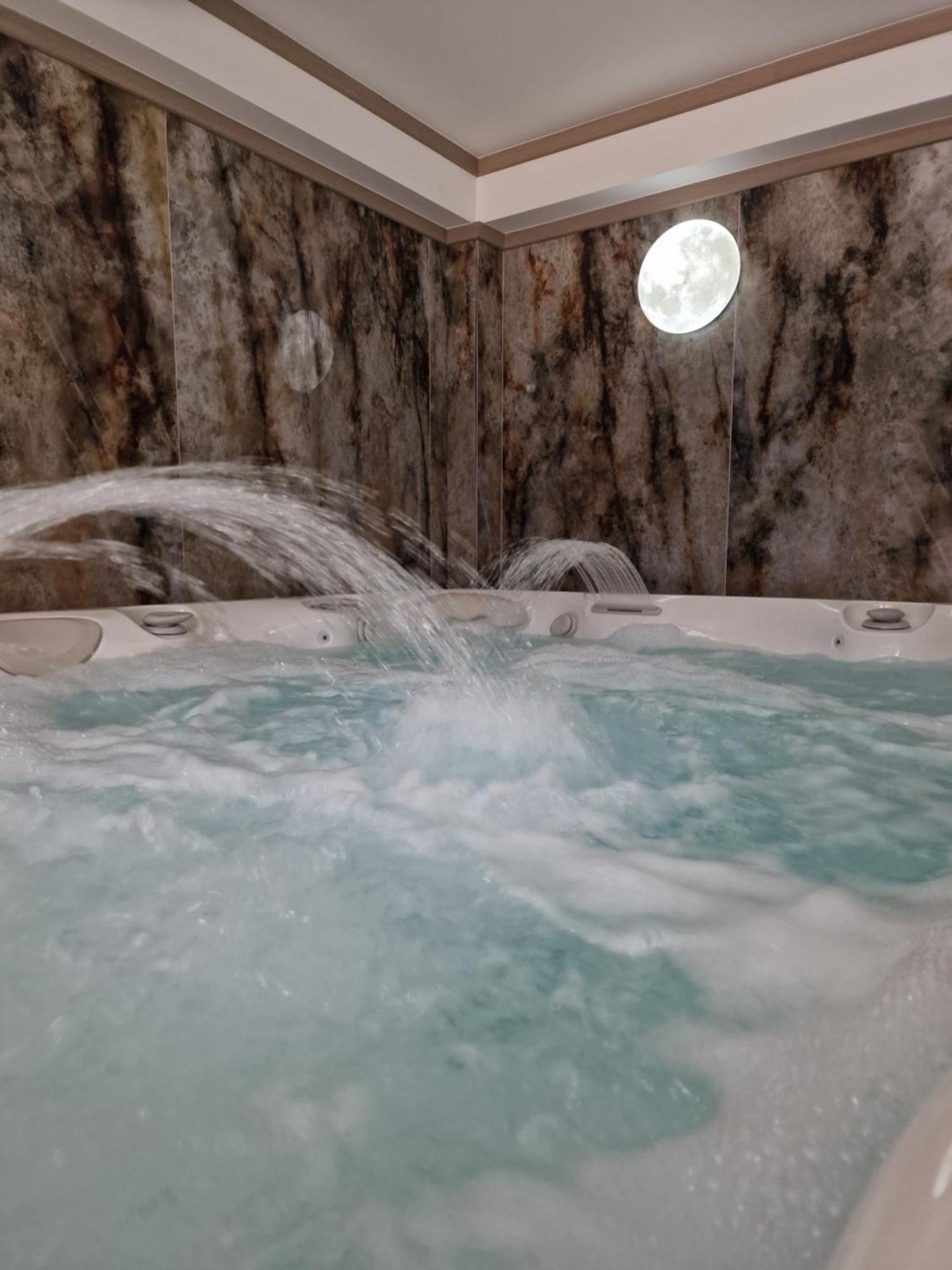 Colt De Rai Hotel Resita Eksteriør billede